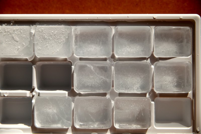 Eiswürfel in einer elektrischen Kühlbox