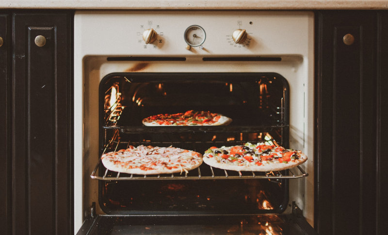 Backofen mit Pizza