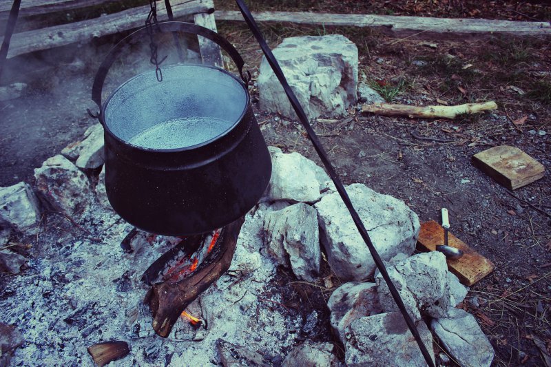 Kochtopf über dem Lagerfeuer