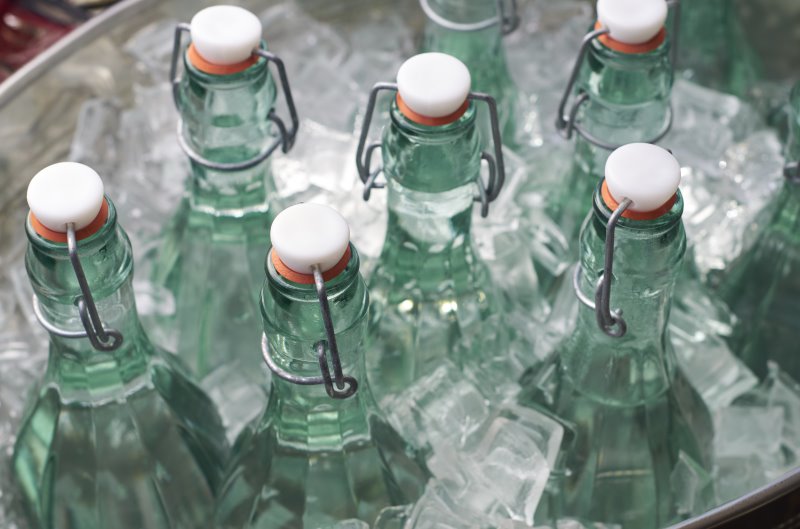 Kühlbox mit Flaschen auf Eis