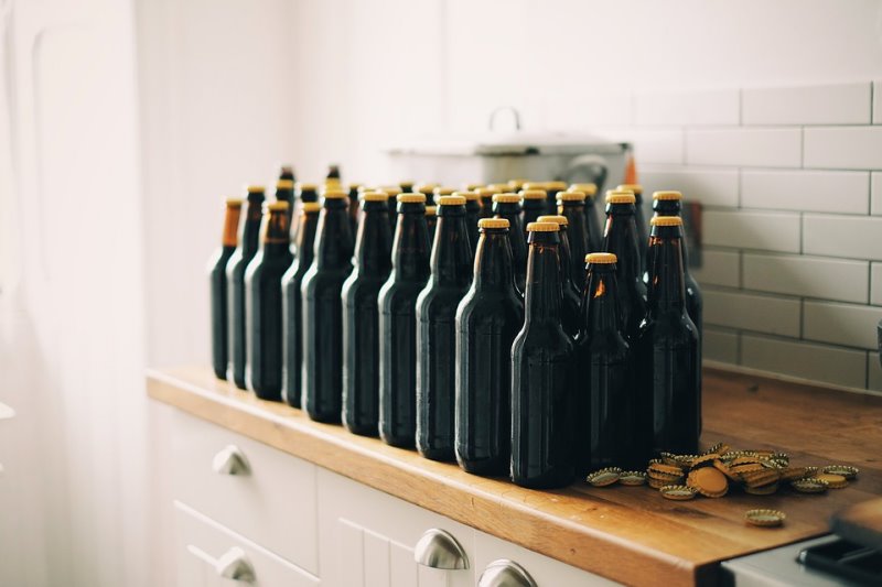 Abgefüllte Bierflaschen in der Küche