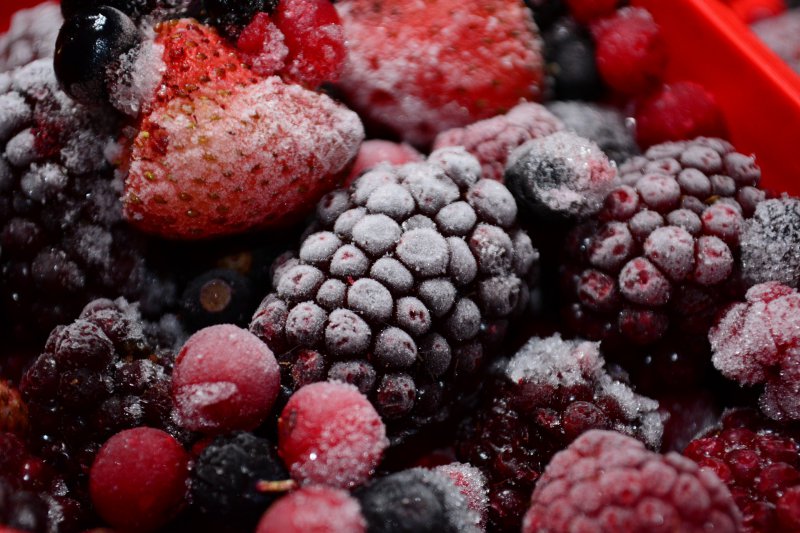 gefrorene Waldbeeren aus einer Kühlschrank Gefrierkombination