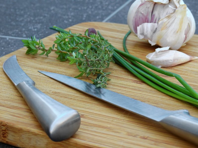 Ein Messer als Alternative zum Küchenhobel