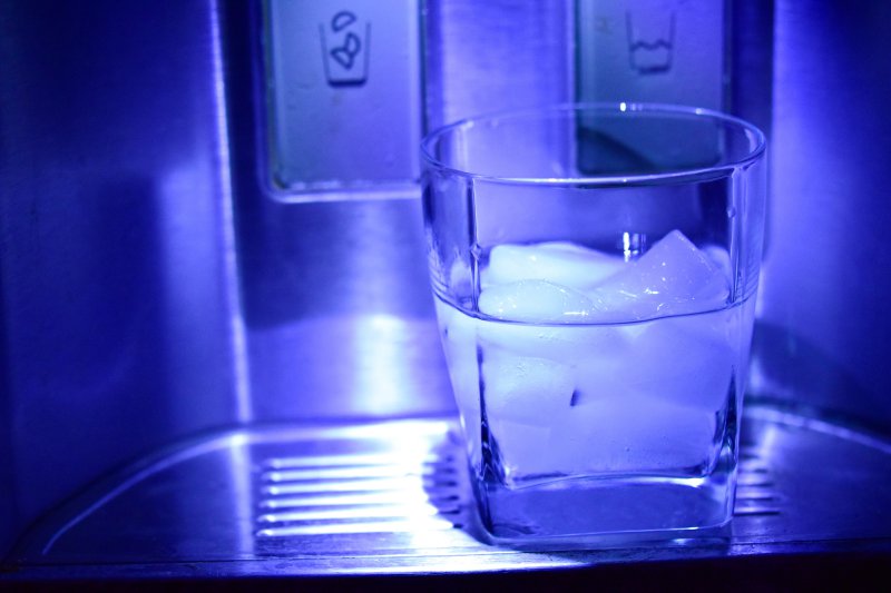 Eiswürfel auf Knopfdruck - ein Kühlschrank mit Eiswürfelbereiter macht das möglich.