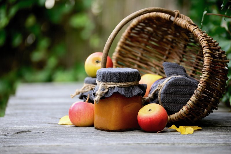 Äpfel können in vielen Variationen eingemacht werden. Besonders gut eignen sich dafür Marmeladengläser