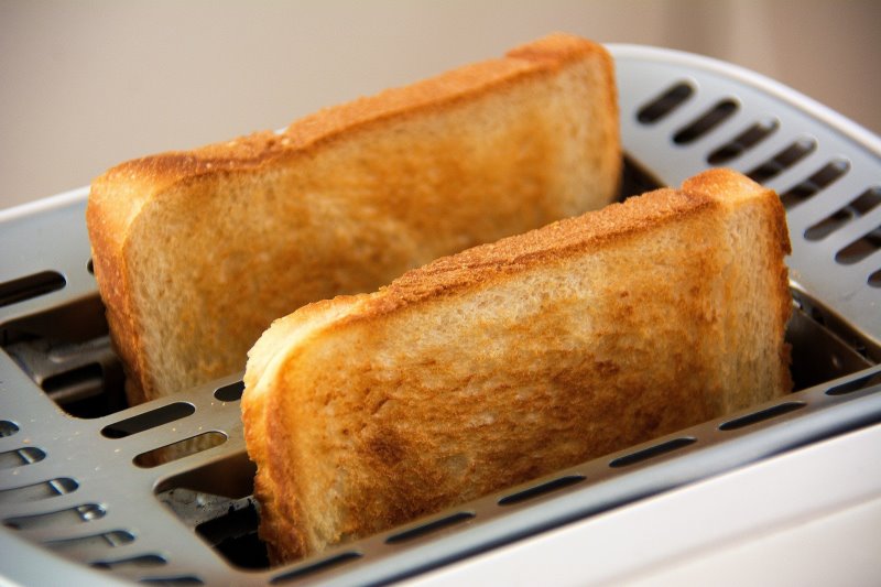Kompakter 2- Schlitz Toaster mit Röstbrot