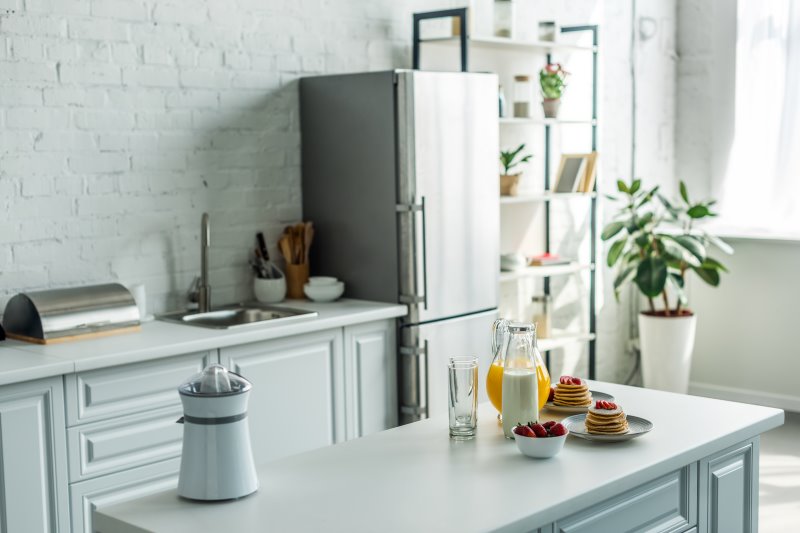Edelstahl-Kühlschrank mit Gefrierfach in einer hellen Küche