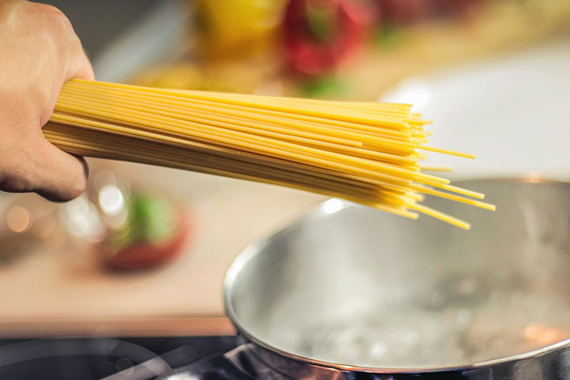 Spaghetti und ein Topf