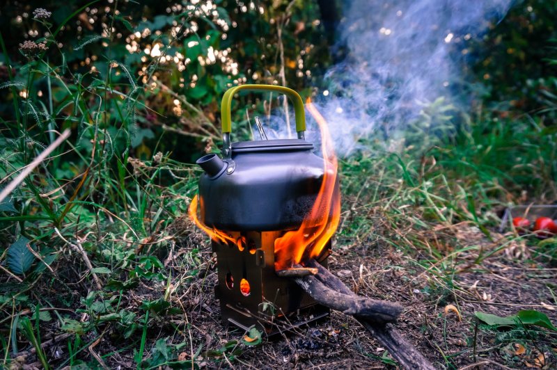 EIn Teekessel steht auf einer offenen Feuerstelle