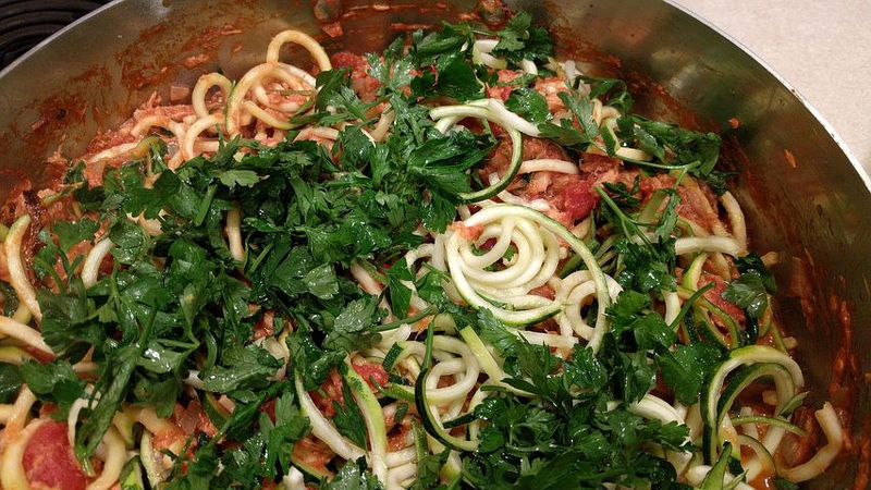 Zucchini kann als Ersatz für Nudeln verwendet werden.