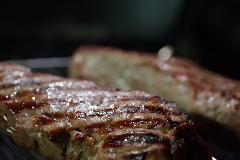 Gasgrill mit Seitenbrenner auf dem Steaks gegrillt werden.