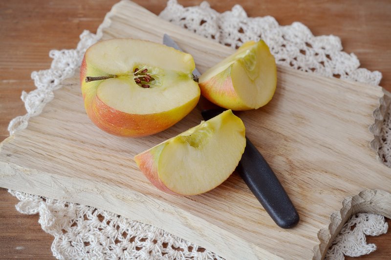 Äpfel mit einem Apfelschneider zu schneiden ist einfacher