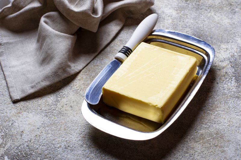 Buttermesser neben einem Stück Butter