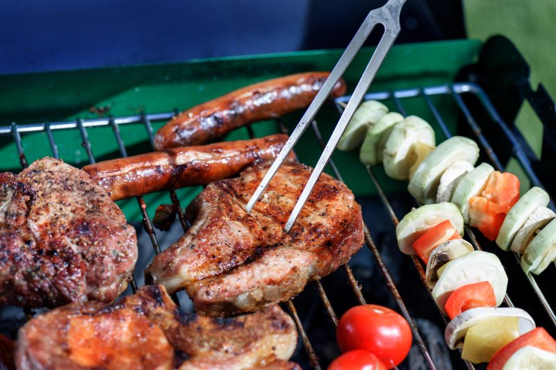 Fleischgabel wird beim Grillen verwendet