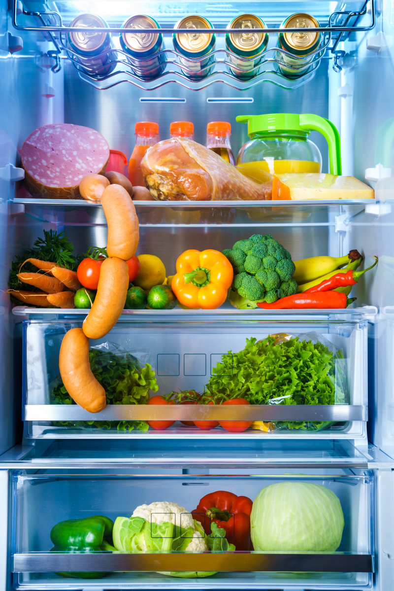 Kühlschrank mit verschiedenen Lebensmittel