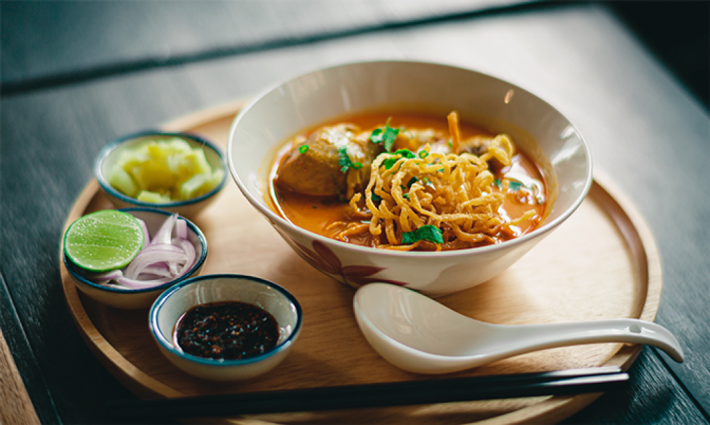 Asiatische Suppenschüssel mit Stäbchen und Löffel