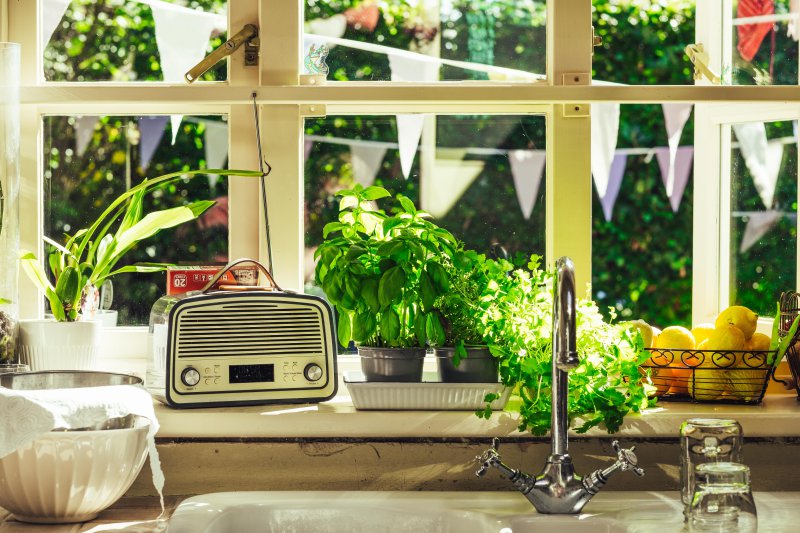 Ein Küchenradio steht auf der Fensterbank 