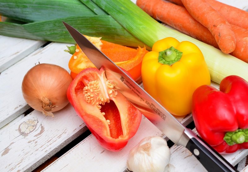 Gemüse, Obst, Fleisch und Fisch mit dem Schinkenmesser bearbeiten